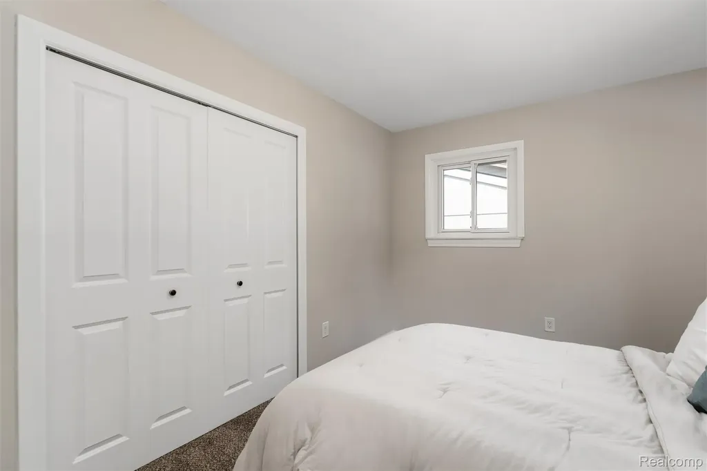2378 Dawes Avenue Shelby Charter Township MI 48317