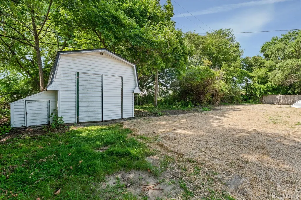 2378 Dawes Avenue Shelby Charter Township MI 48317