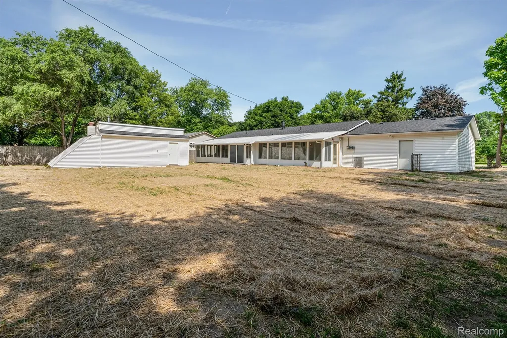 2378 Dawes Avenue Shelby Charter Township MI 48317