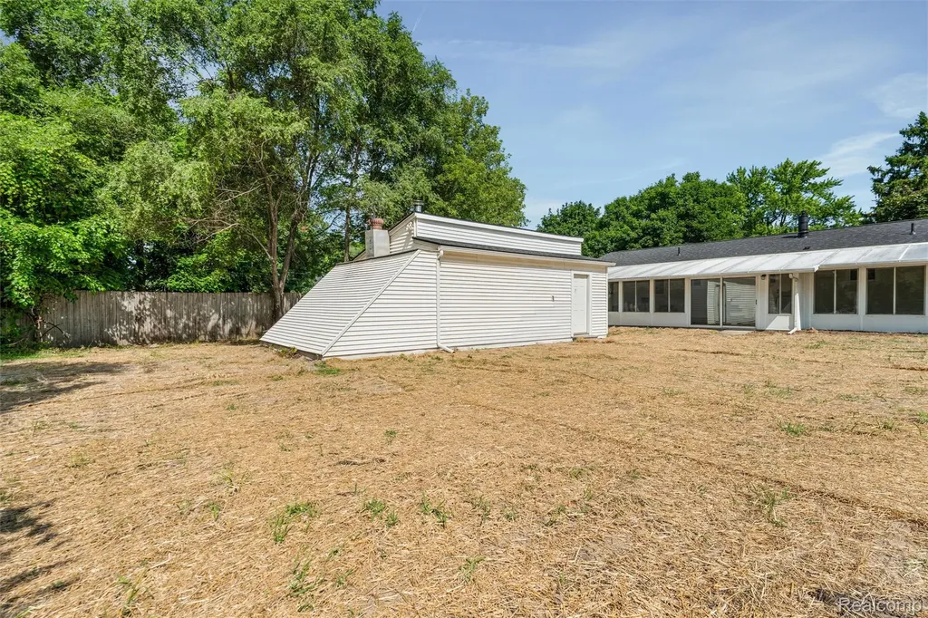 2378 Dawes Avenue Shelby Charter Township MI 48317