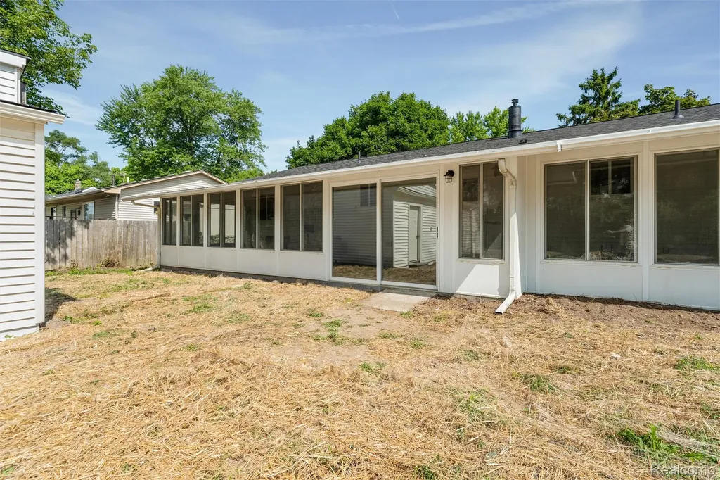 2378 Dawes Avenue Shelby Charter Township MI 48317