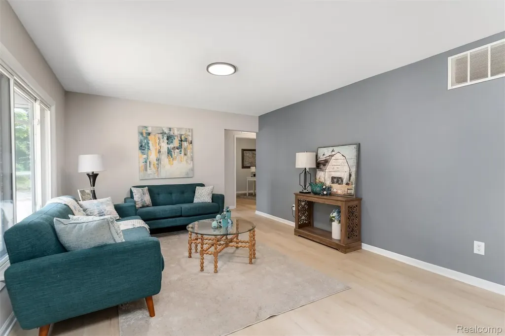 2378 Dawes Avenue Shelby Charter Township MI 48317