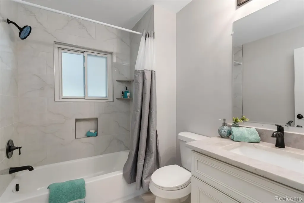 2378 Dawes Avenue Shelby Charter Township MI 48317