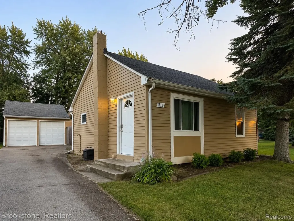 311 W Grand Traverse Street Commerce Charter Township MI 48382