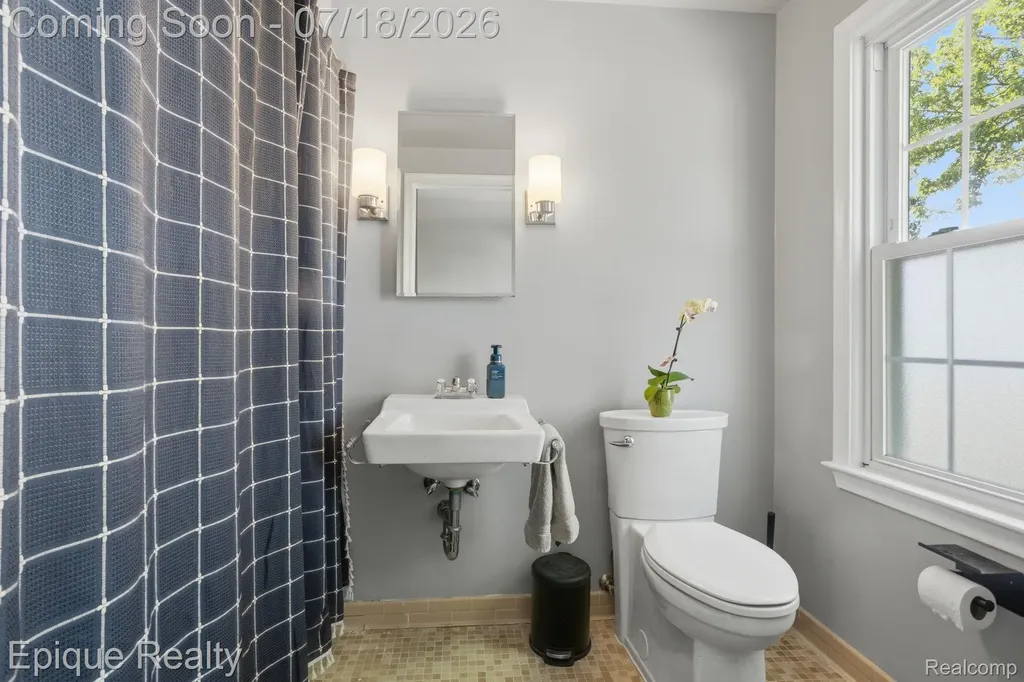 1206 Hawthorne Road Grosse Pointe Woods City MI 48236