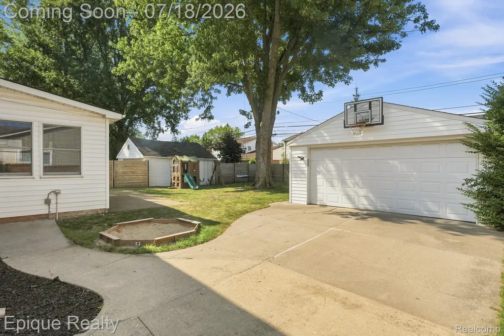 1206 Hawthorne Road Grosse Pointe Woods City MI 48236