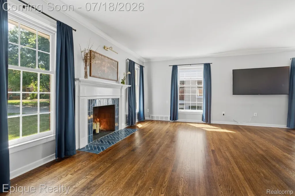 1206 Hawthorne Road Grosse Pointe Woods City MI 48236