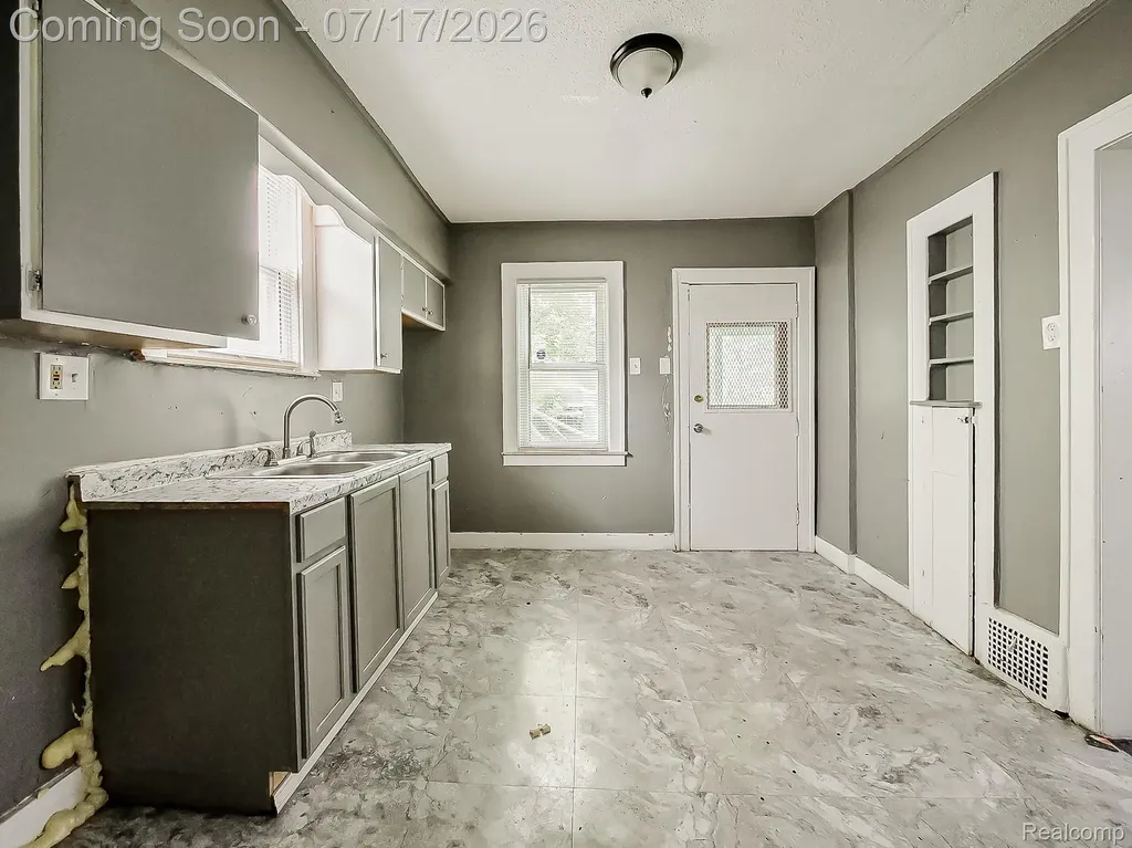 6873 Grandville Avenue Detroit City MI 48228