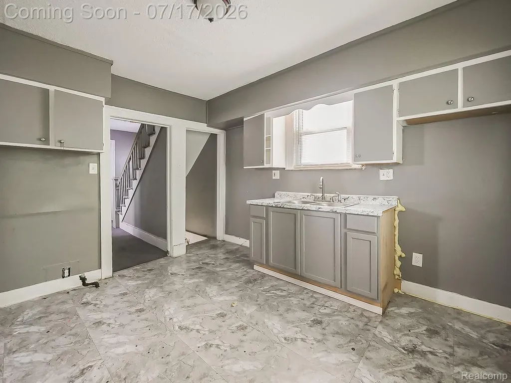 6873 Grandville Avenue Detroit City MI 48228