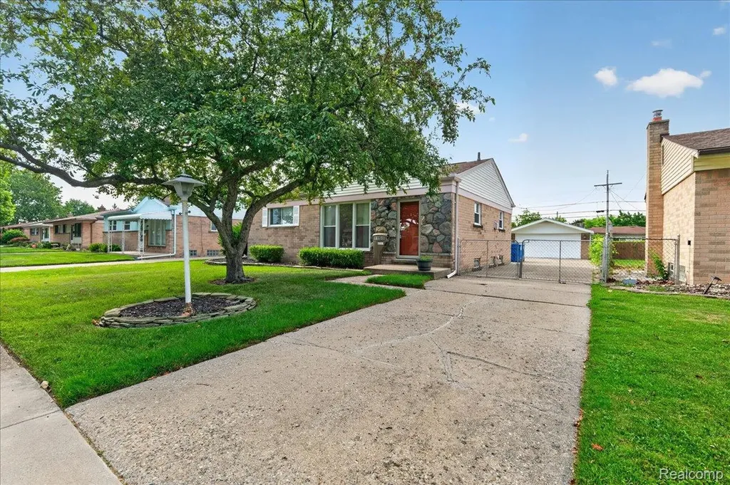 11908 Stamford Avenue Warren City MI 48089