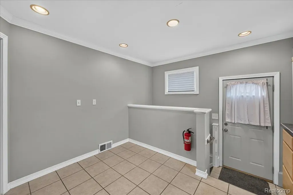 11908 Stamford Avenue Warren City MI 48089