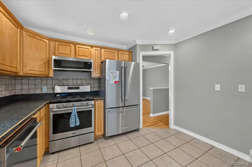 11908 Stamford Avenue Warren City MI 48089