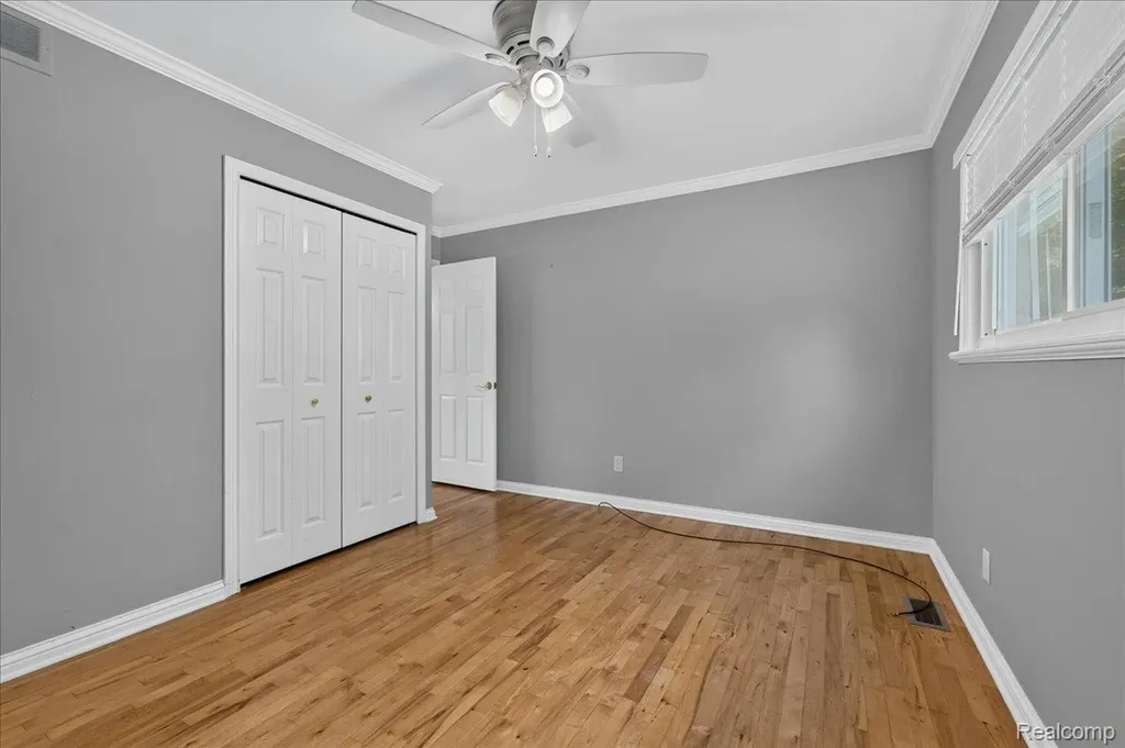 11908 Stamford Avenue Warren City MI 48089