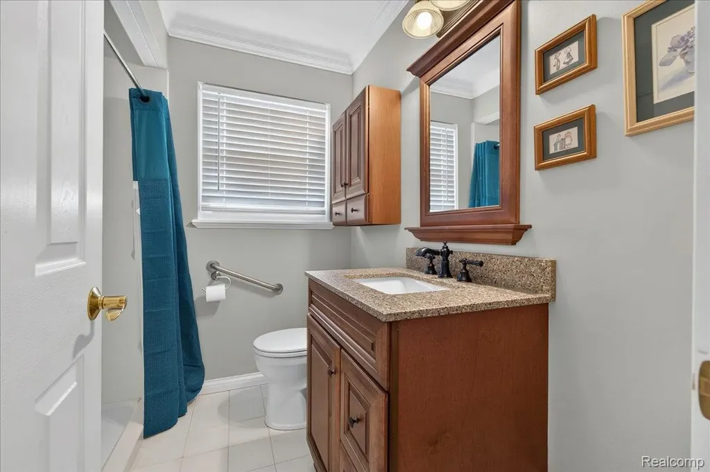 11908 Stamford Avenue Warren City MI 48089