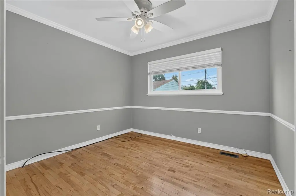 11908 Stamford Avenue Warren City MI 48089