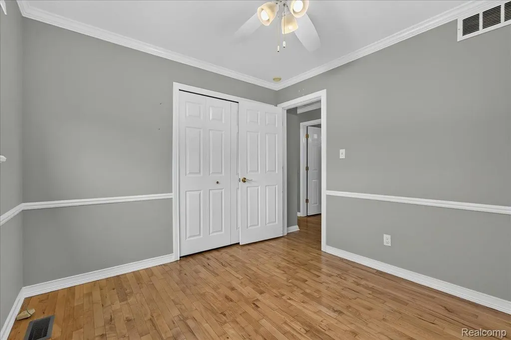 11908 Stamford Avenue Warren City MI 48089