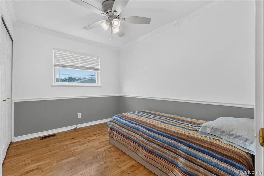 11908 Stamford Avenue Warren City MI 48089