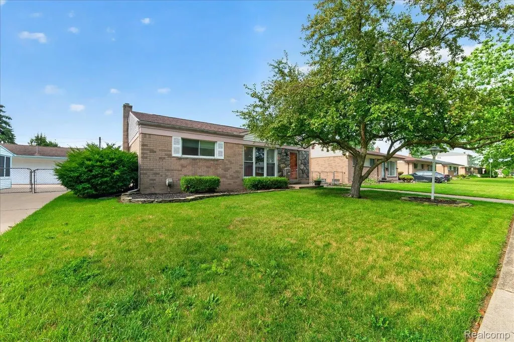 11908 Stamford Avenue Warren City MI 48089