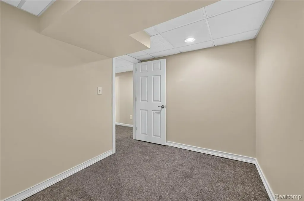 11908 Stamford Avenue Warren City MI 48089