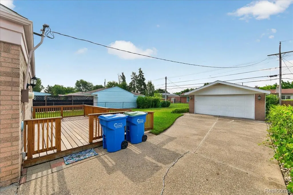 11908 Stamford Avenue Warren City MI 48089