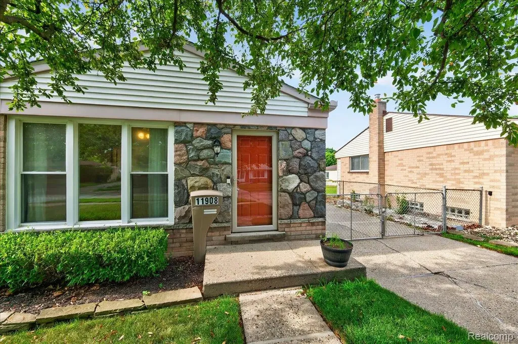 11908 Stamford Avenue Warren City MI 48089