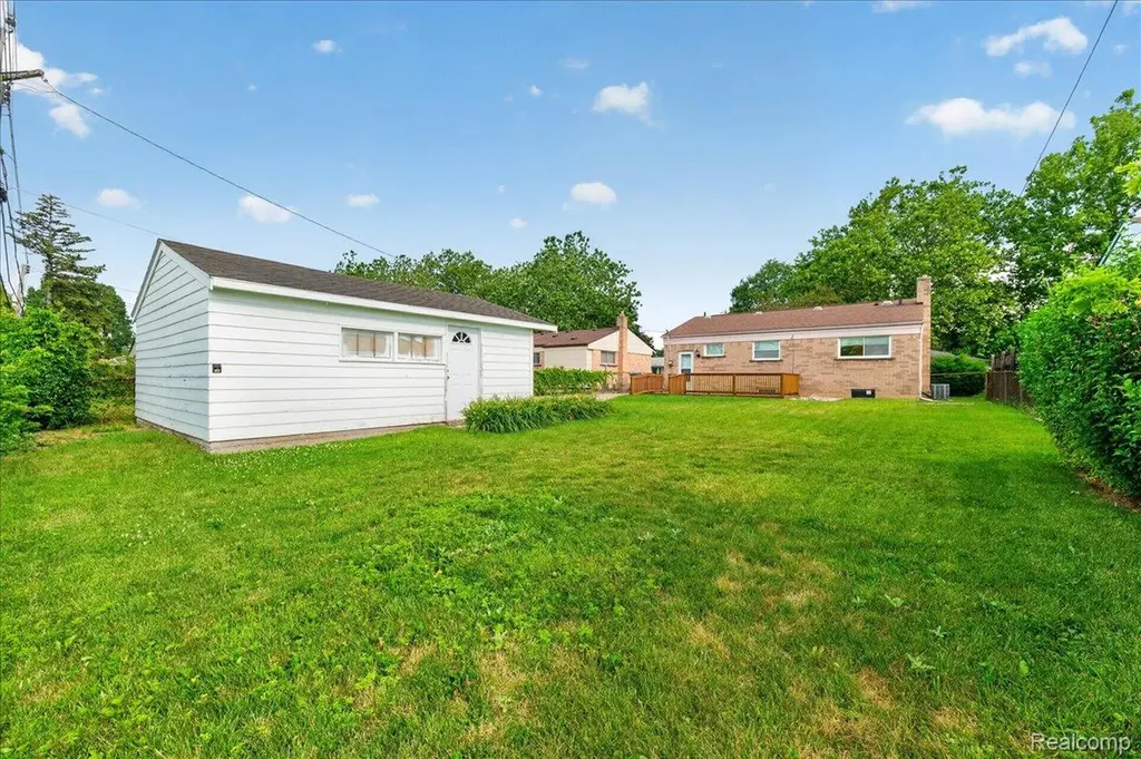11908 Stamford Avenue Warren City MI 48089
