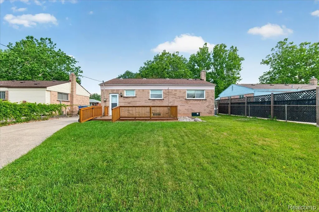 11908 Stamford Avenue Warren City MI 48089