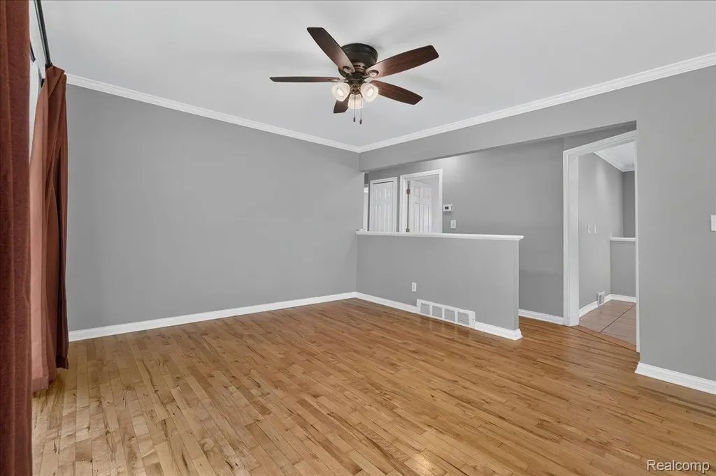 11908 Stamford Avenue Warren City MI 48089