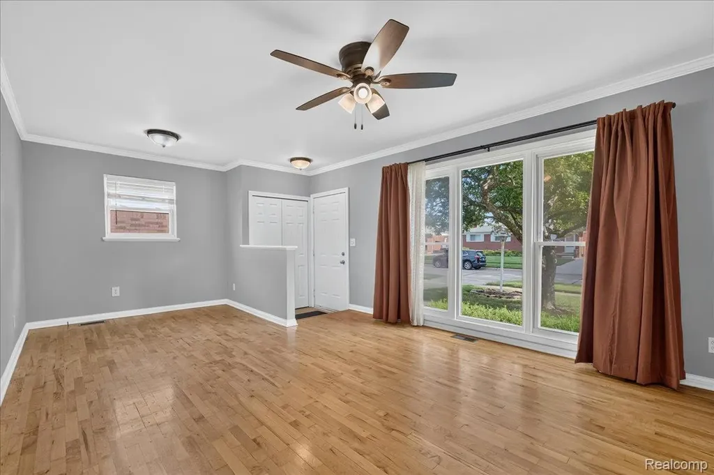 11908 Stamford Avenue Warren City MI 48089