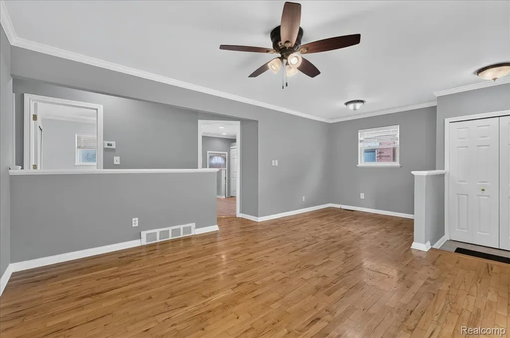 11908 Stamford Avenue Warren City MI 48089