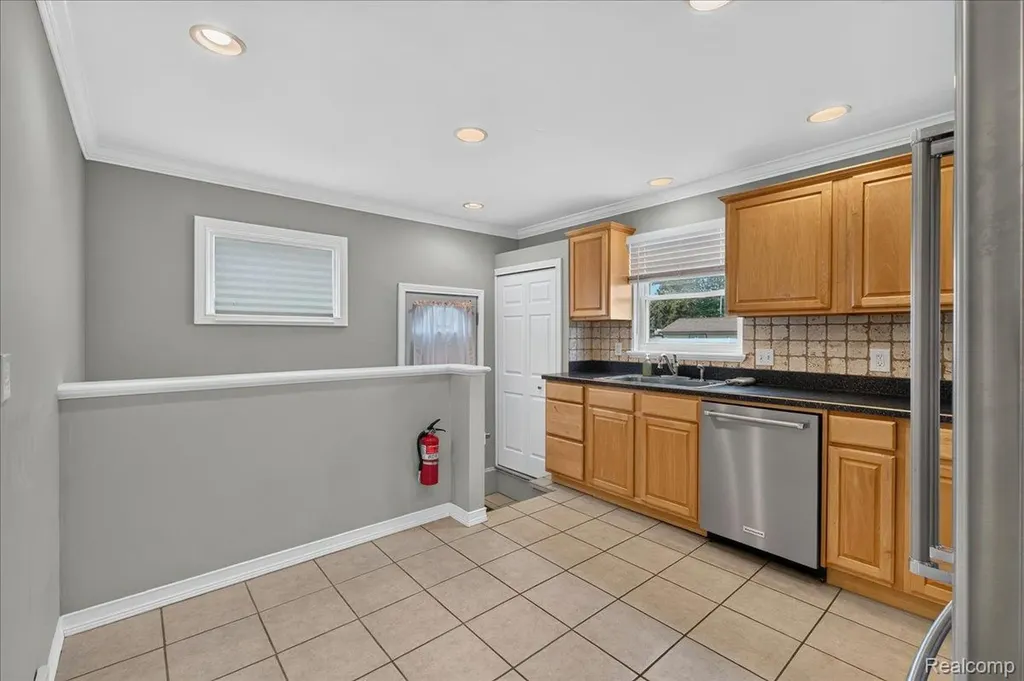 11908 Stamford Avenue Warren City MI 48089