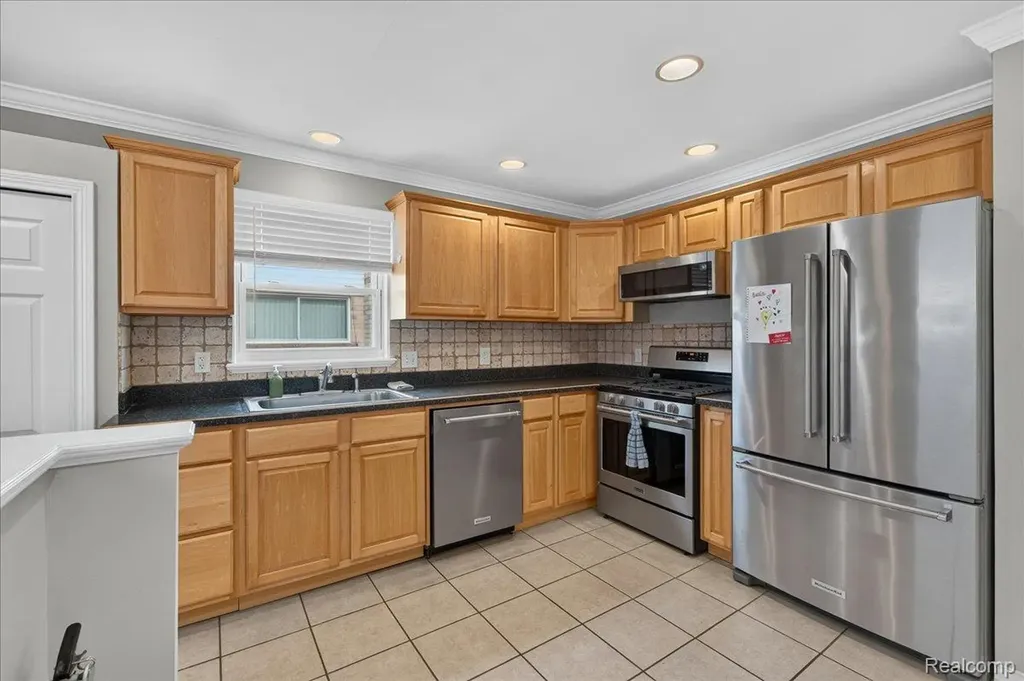 11908 Stamford Avenue Warren City MI 48089