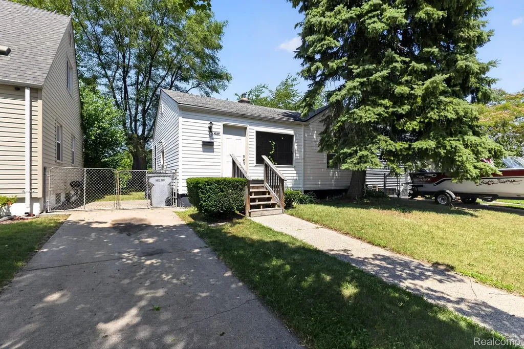 1029 E Woodruff Avenue Hazel Park City MI 48030