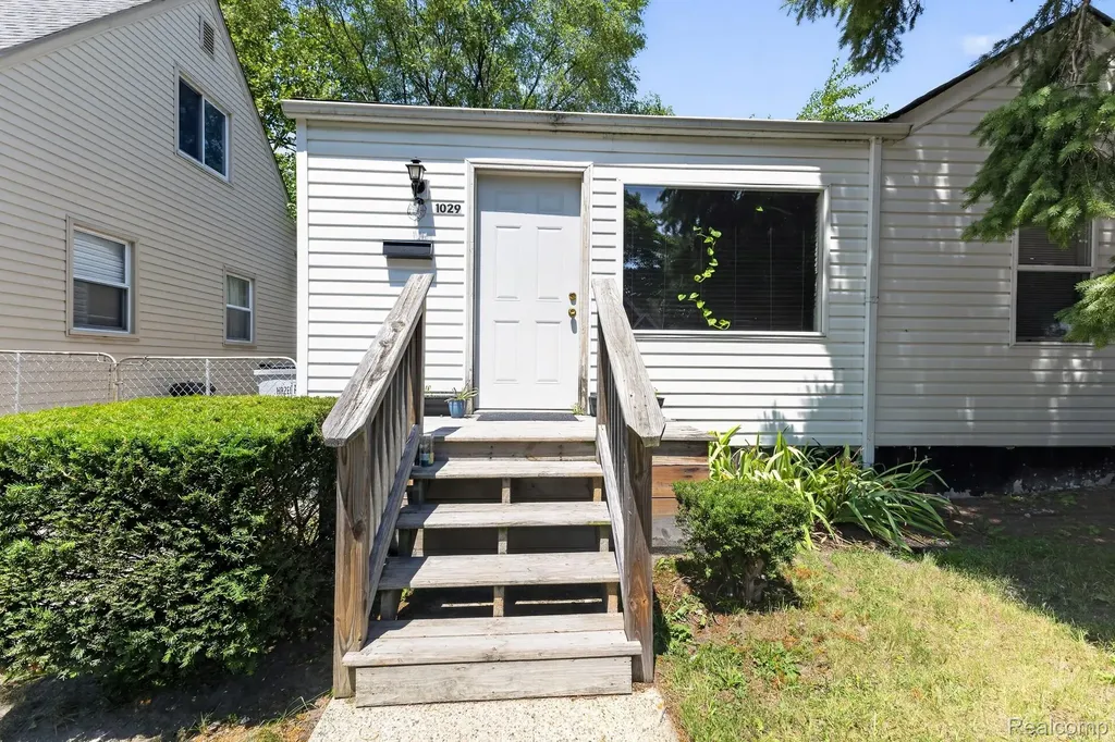 1029 E Woodruff Avenue Hazel Park City MI 48030