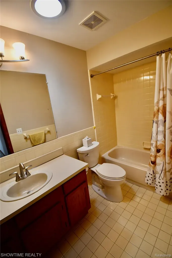 19017 Marisa Drive Clinton Charter Township MI 48038