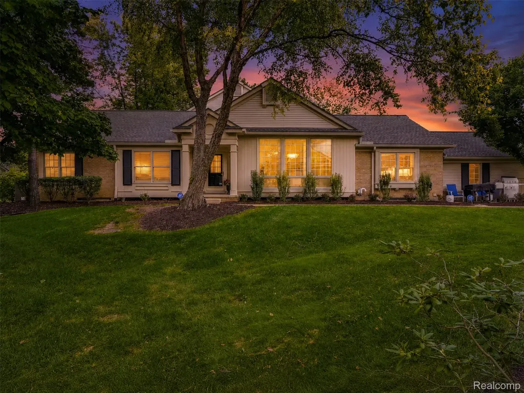 6012 Danbury Court West Bloomfield Charter Township MI 48322