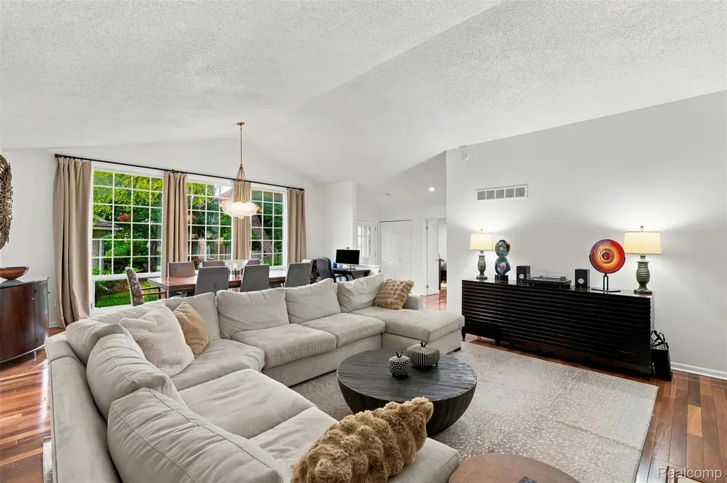6012 Danbury Court West Bloomfield Charter Township MI 48322