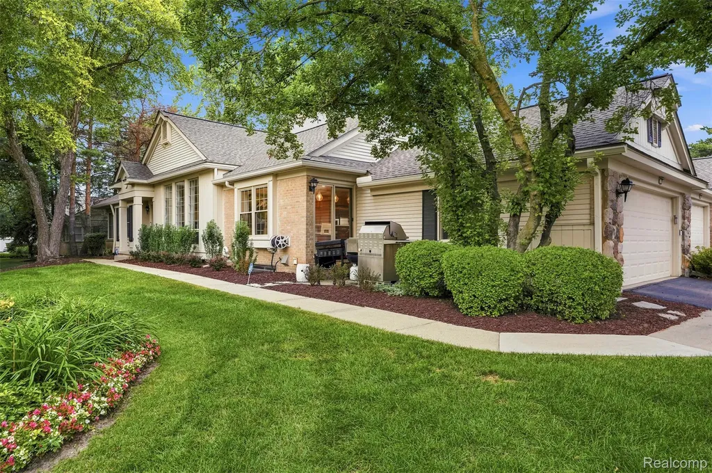 6012 Danbury Court West Bloomfield Charter Township MI 48322