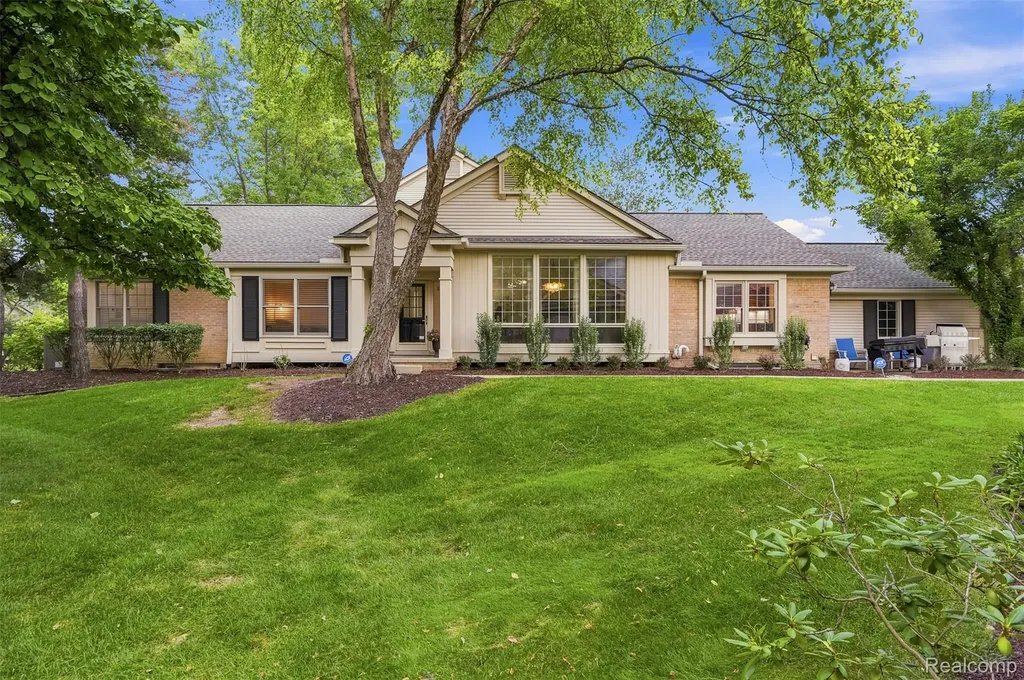 6012 Danbury Court West Bloomfield Charter Township MI 48322