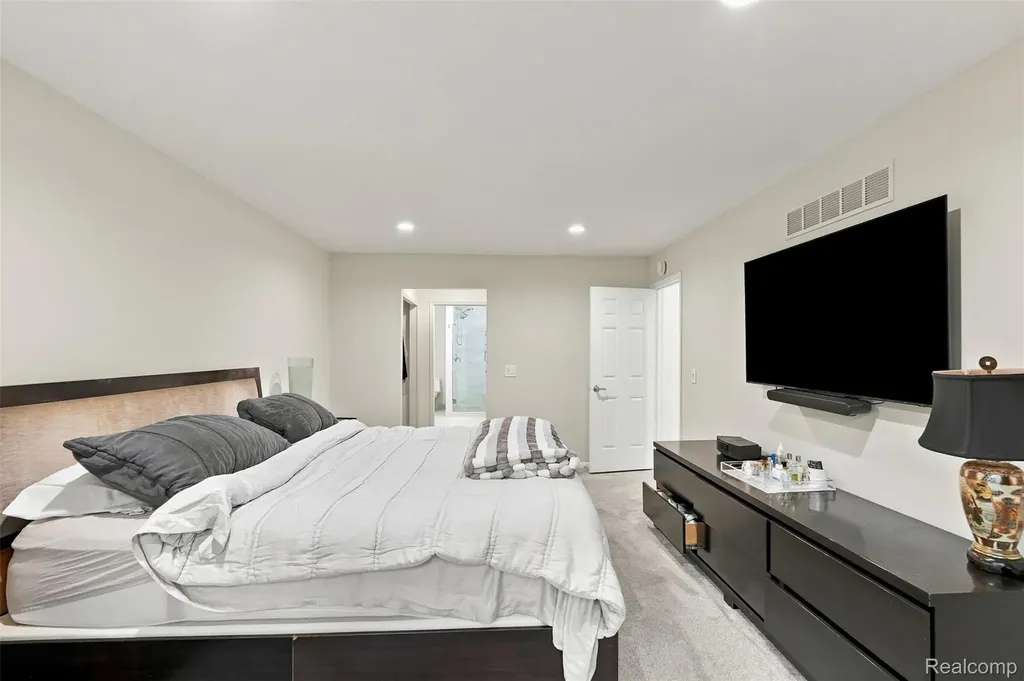 6012 Danbury Court West Bloomfield Charter Township MI 48322