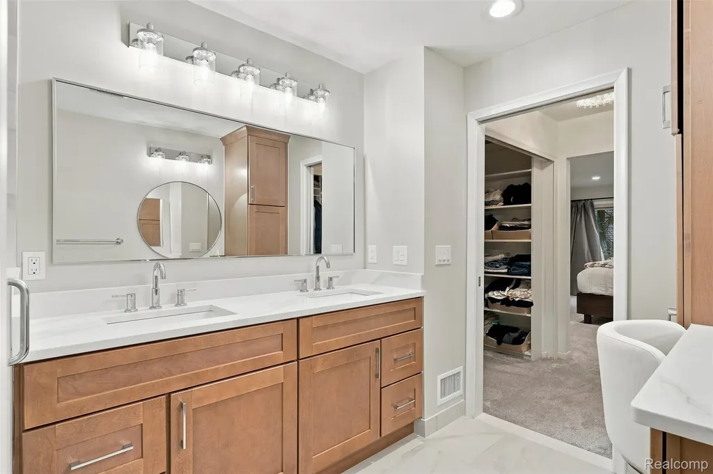 6012 Danbury Court West Bloomfield Charter Township MI 48322