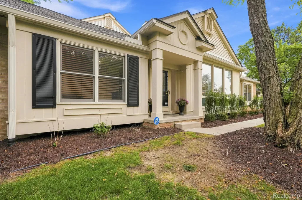 6012 Danbury Court West Bloomfield Charter Township MI 48322
