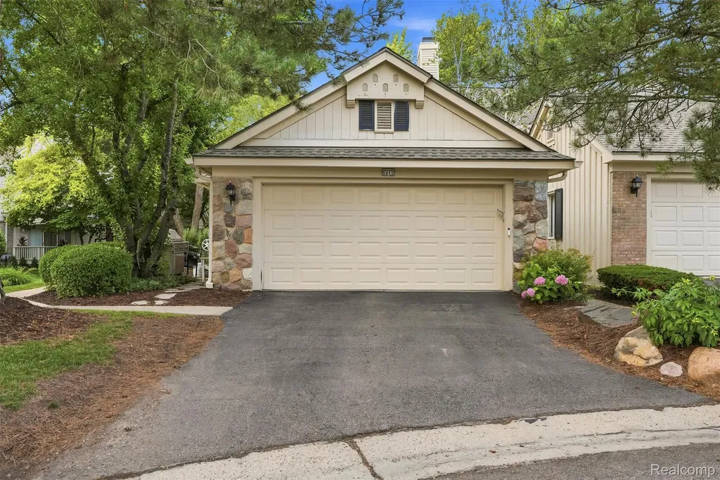 6012 Danbury Court West Bloomfield Charter Township MI 48322