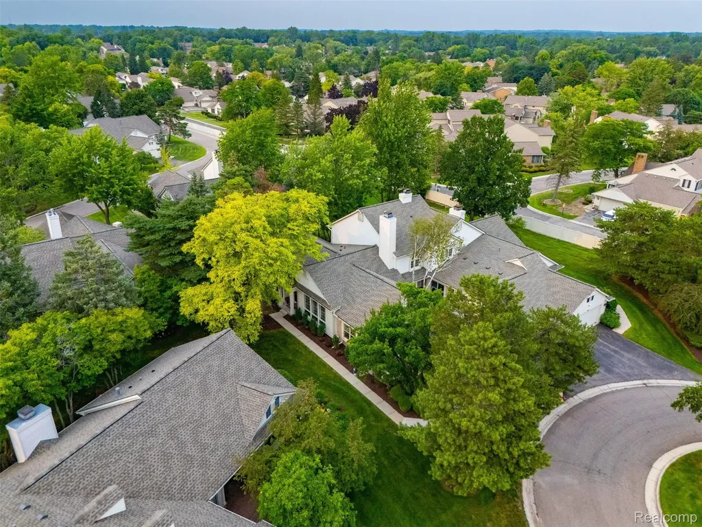 6012 Danbury Court West Bloomfield Charter Township MI 48322