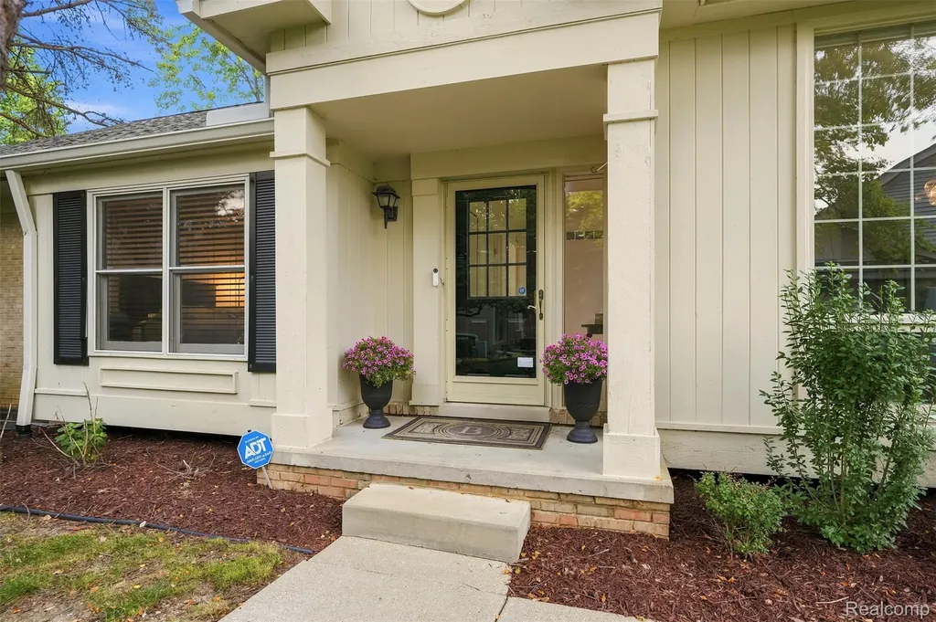 6012 Danbury Court West Bloomfield Charter Township MI 48322