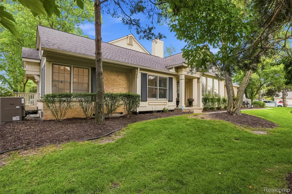 6012 Danbury Court West Bloomfield Charter Township MI 48322