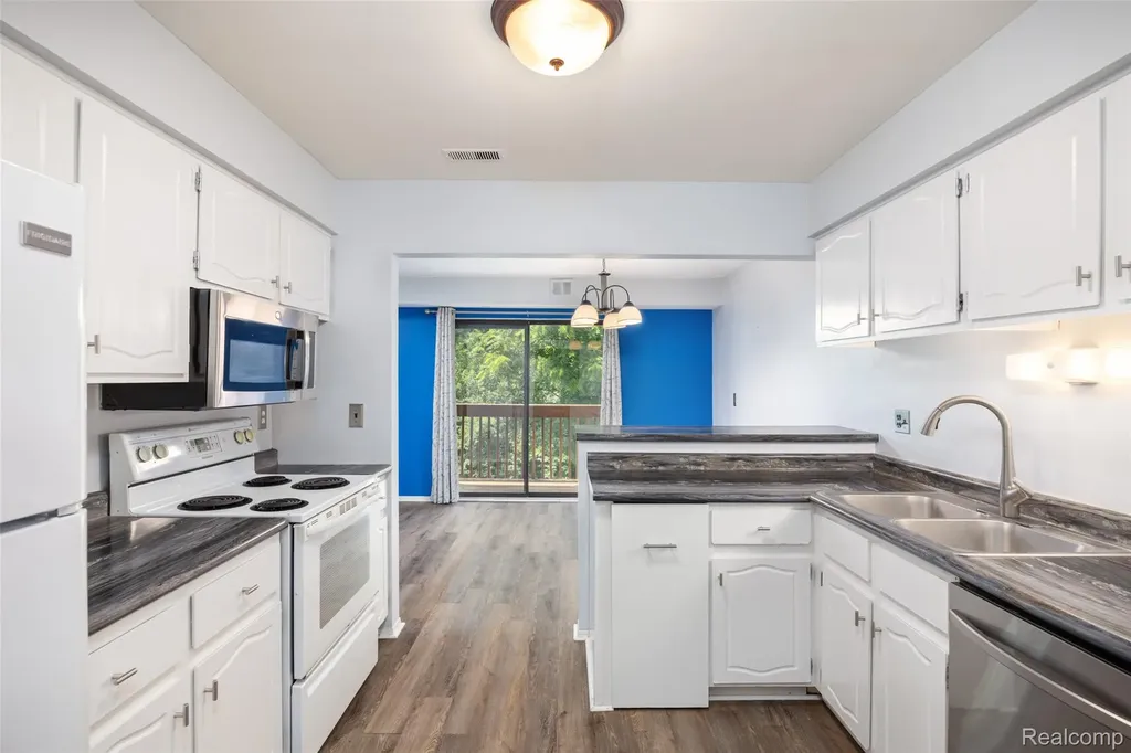 1693 Riverside Drive Rochester Hills City MI 48309