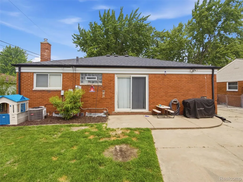 15222 Elderwood Street Roseville City MI 48066
