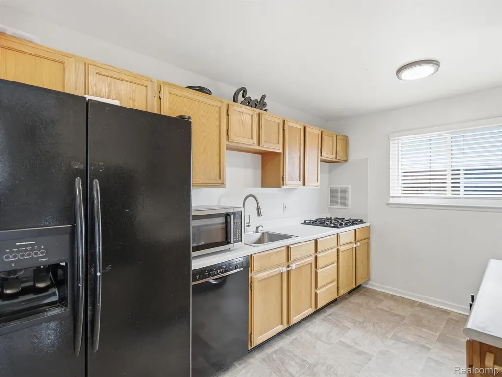15222 Elderwood Street Roseville City MI 48066