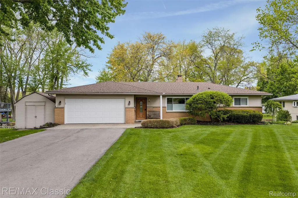804 Bonita Drive White Lake Charter Township MI 48383